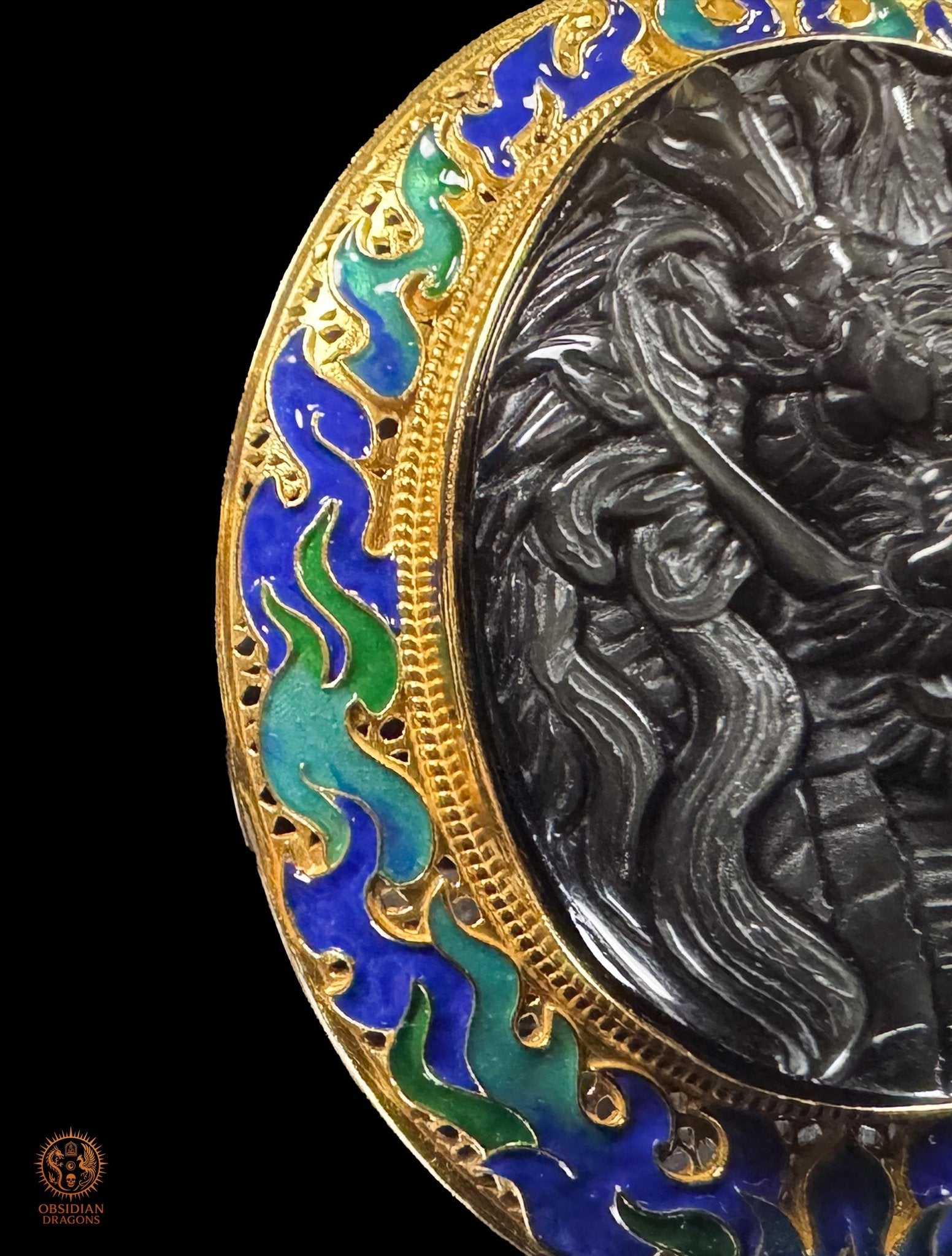 Détail gauche du pendentif dragon en obsidienne sculptée et de ses flammes bleu-vert en émail cloisonné sur vermeil