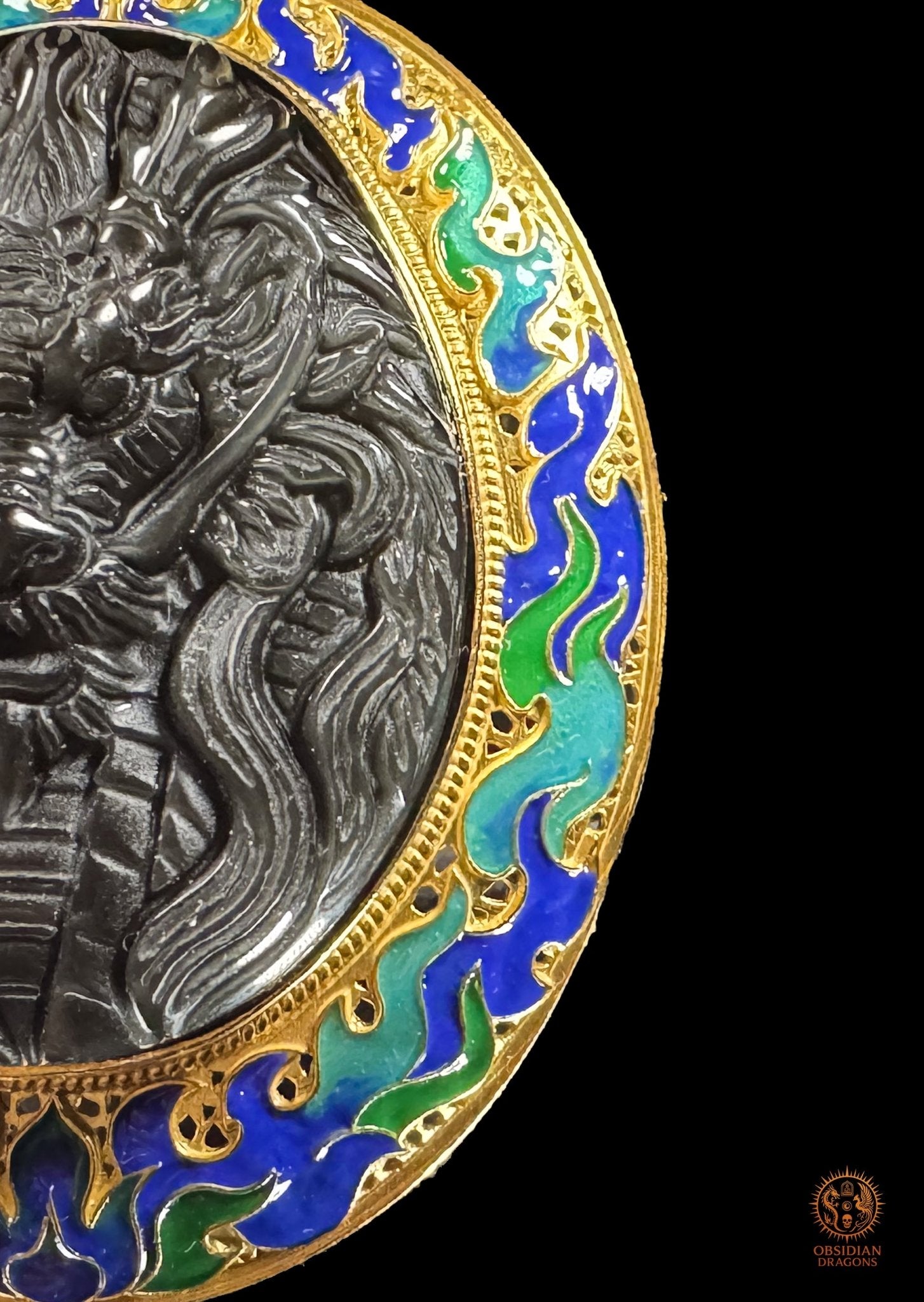 Détail droit du dragon en obsidienne et des flammes bleues, turquoise et vertes en émail cloisonné sur vermeil
