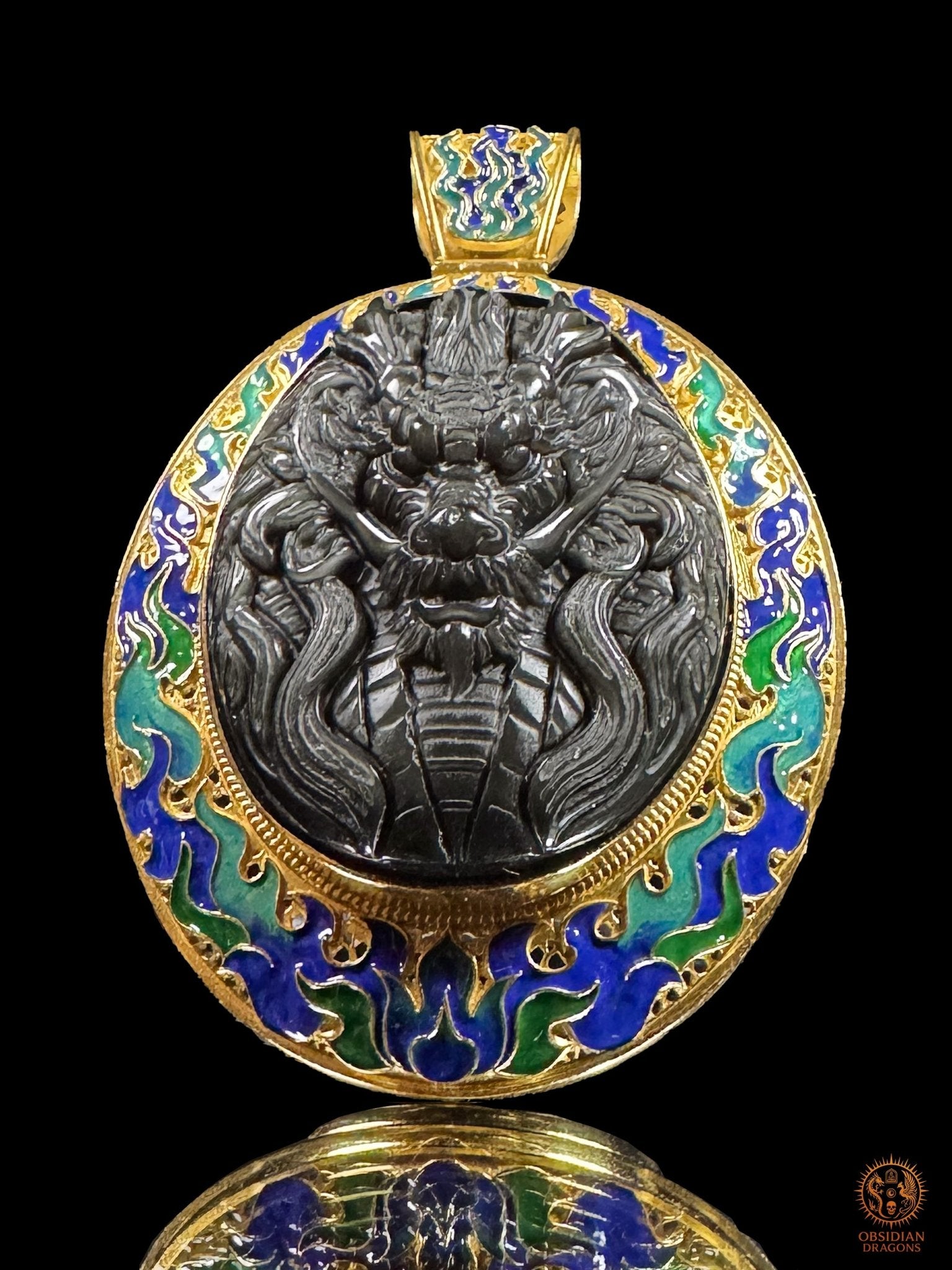 Vue frontale du Pendentif Dragon des Flammes, dragon sculpté en obsidienne naturelle et monture en vermeil cloisonné