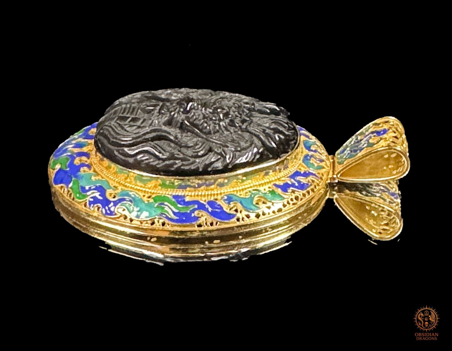 Vue de profil droit du Pendentif Dragon des Flammes révélant le relief de l’obsidienne et le décor cloisonné bleu-vert