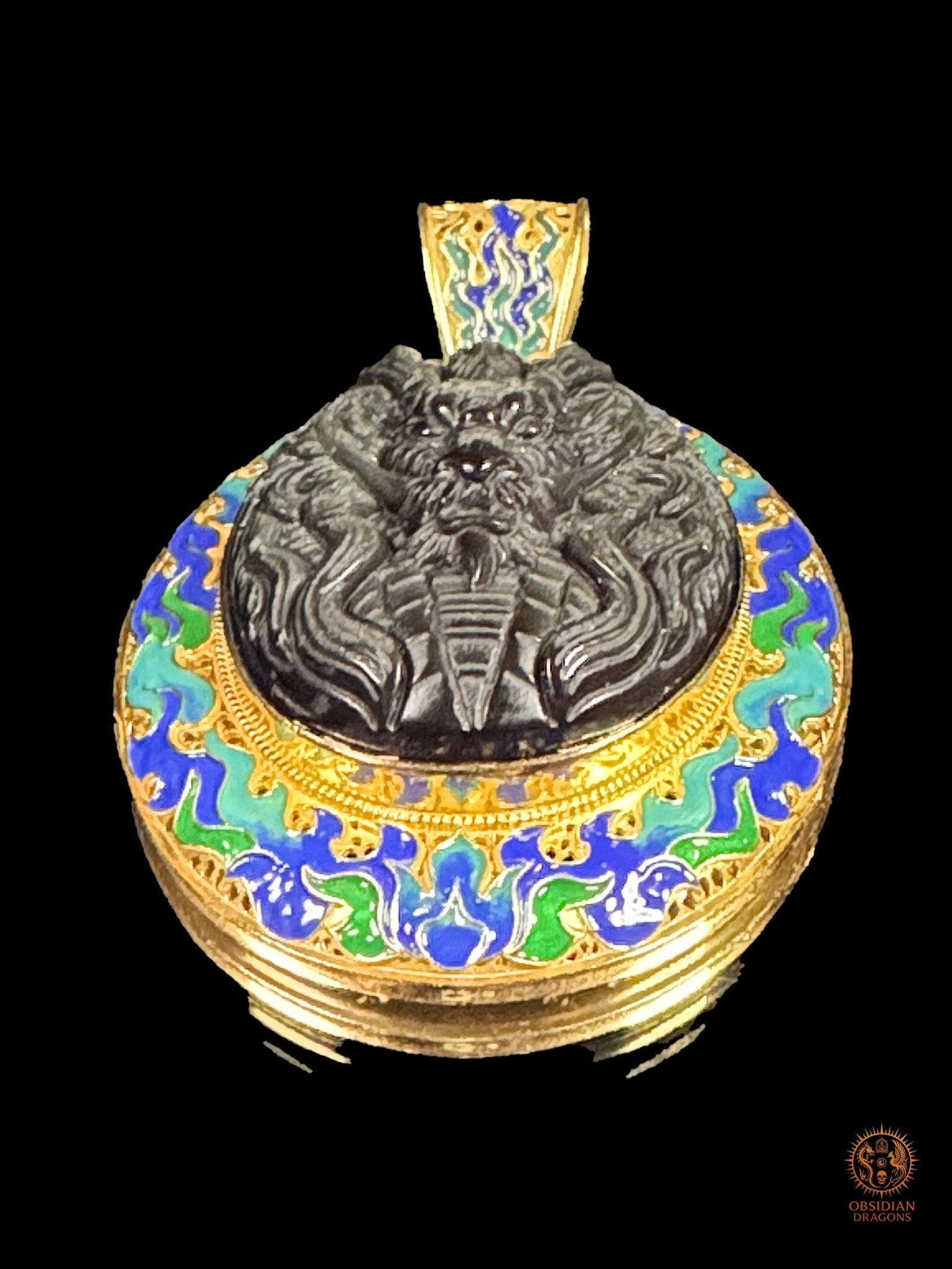 Vue en perspective du pendentif dragon de feu révélant le haut-relief de l’obsidienne et les flammes en émail cloisonné
