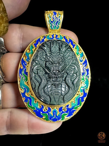 Pendentif Dragon des Flammes tenu en main, avec dragon en obsidienne sculptée, monture en vermeil et émail cloisonné