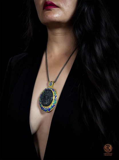 Pendentif dragon en obsidienne, vermeil et émail cloisonné porté de trois quarts, création exclusive Obsidian Dragons