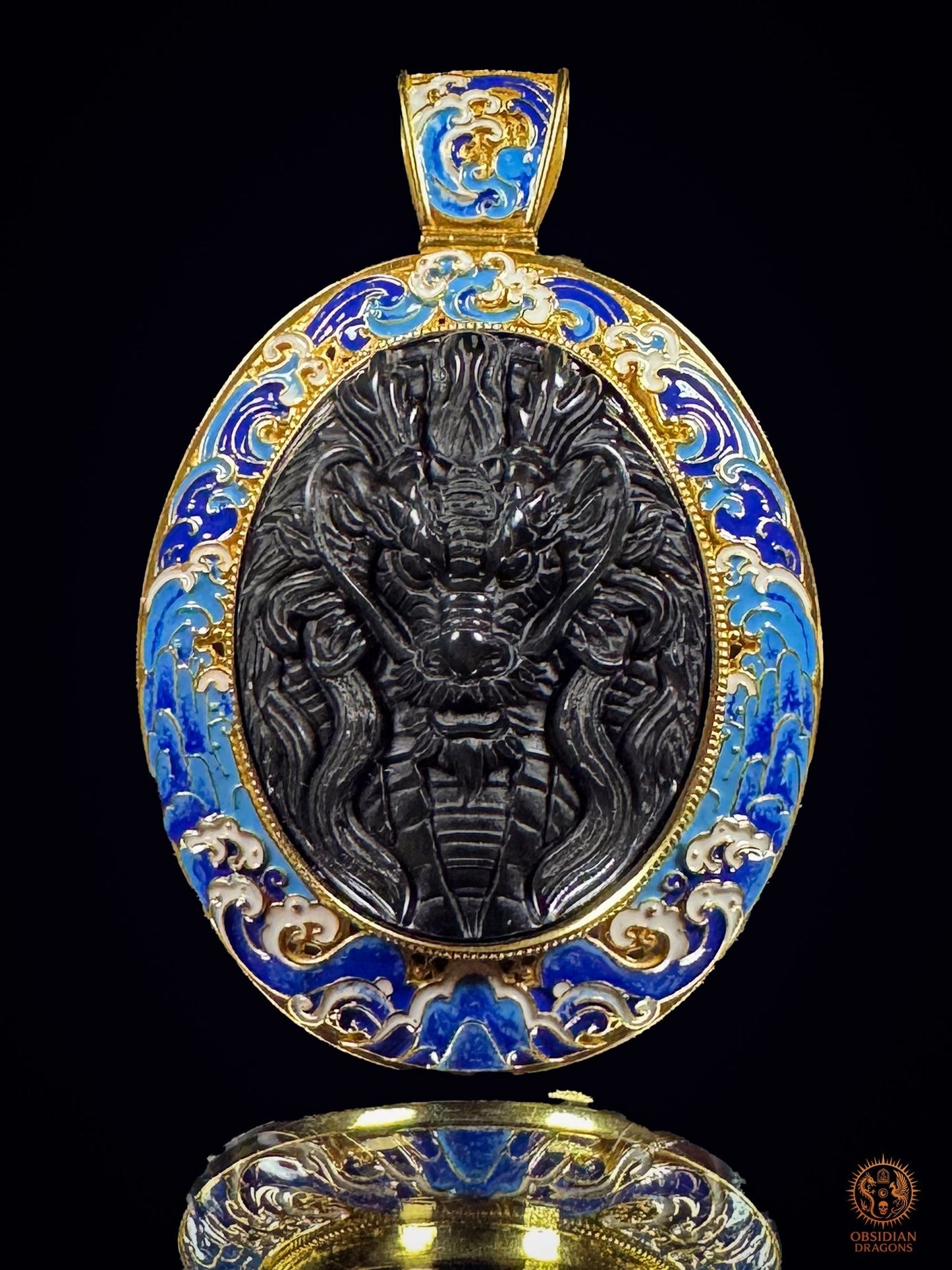 Pendentif Dragon des Vagues en obsidienne œil céleste, monture en vermeil et émail cloisonné bleu, vue de face – Obsidian Dragons