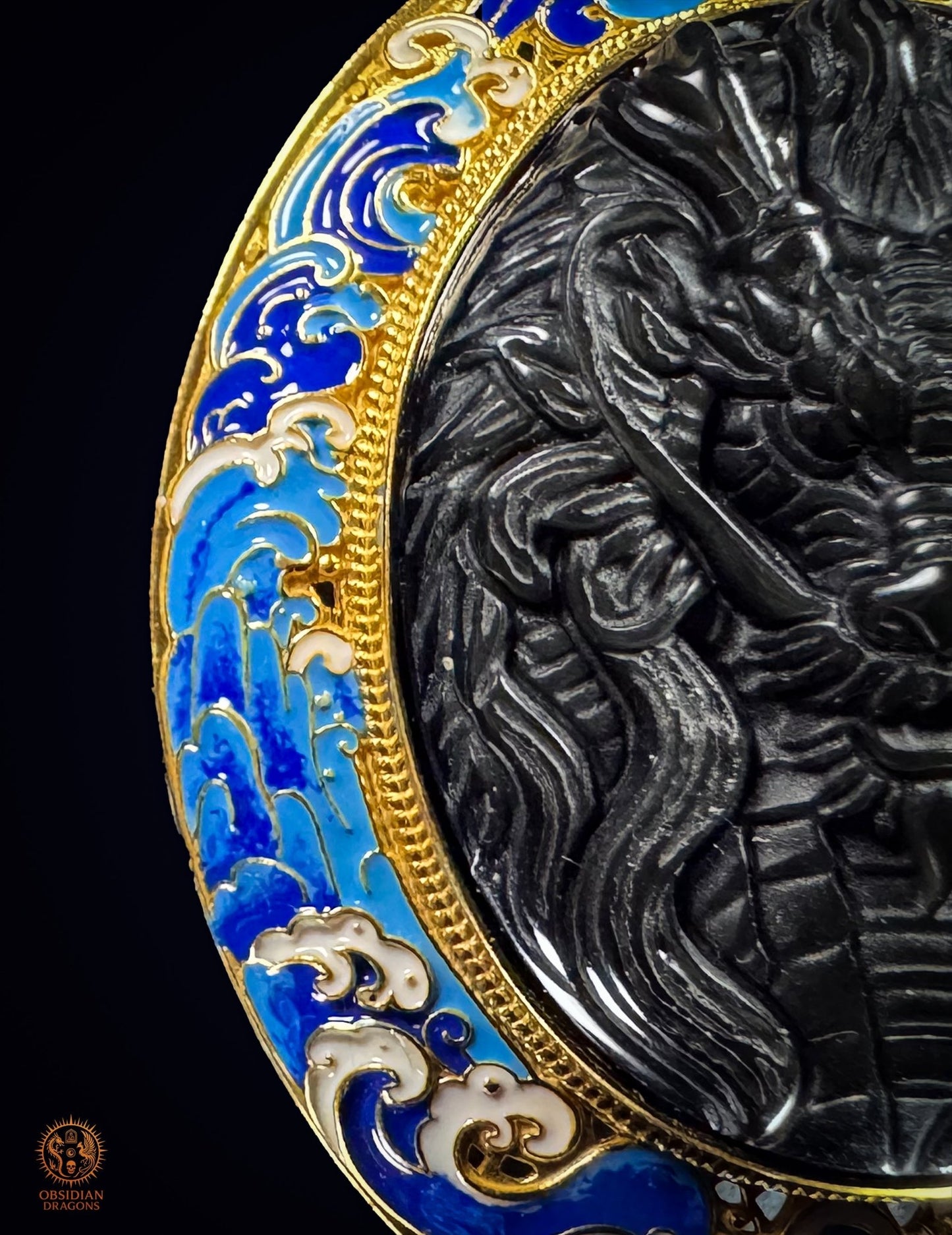 Détail gauche du pendentif dragon en obsidienne sculptée et de ses vagues bleu azur en émail cloisonné sur vermeil