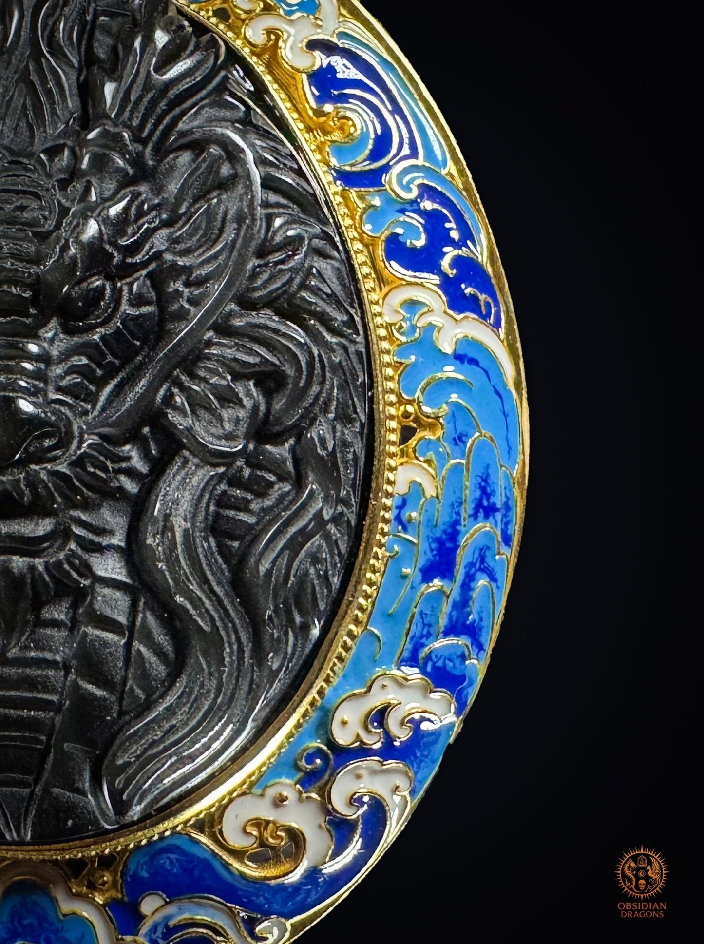 Détail droit des vagues et de l’écume en émail cloisonné bleu et blanc autour du dragon sculpté dans l’obsidienne