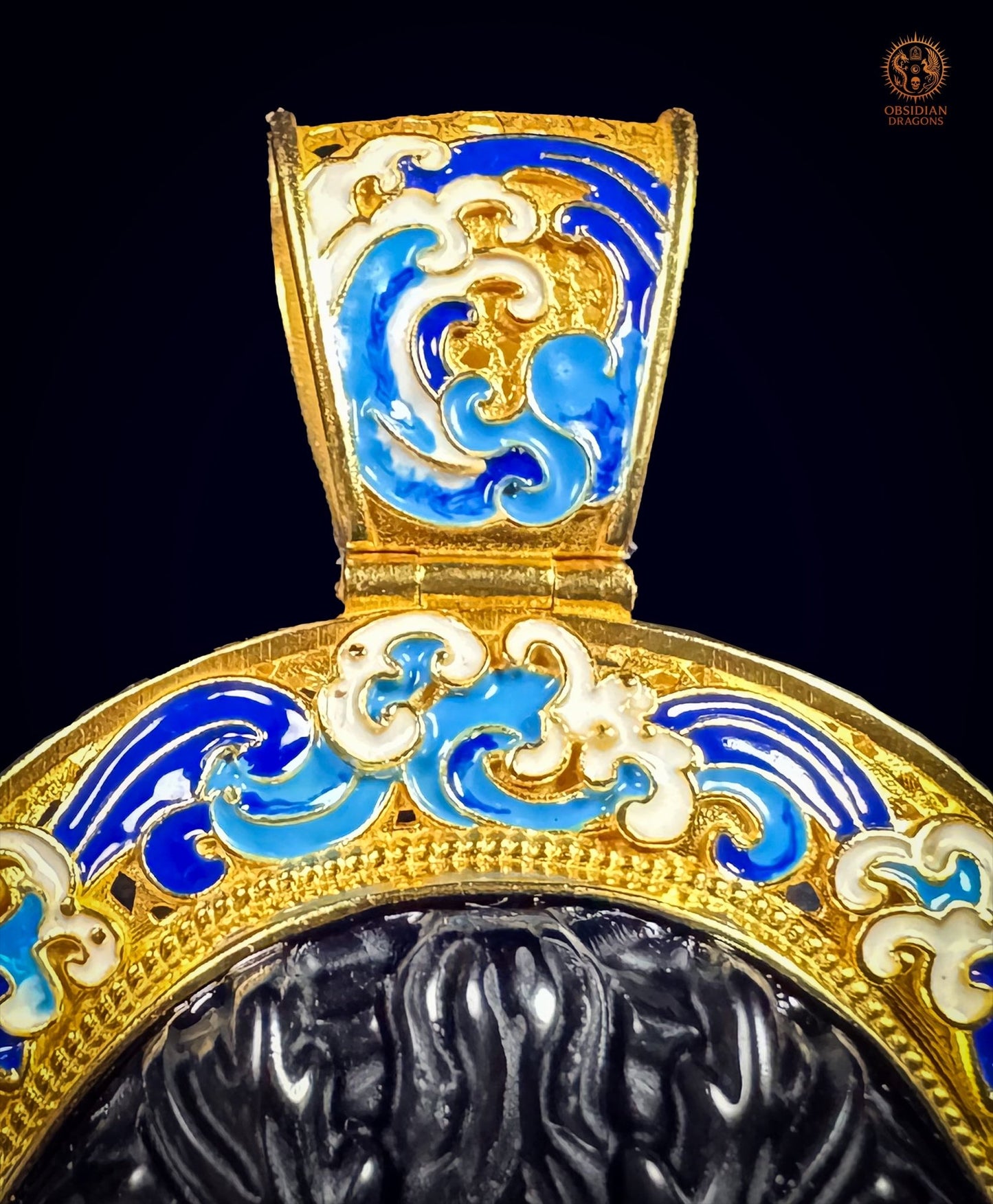 Bélière en vermeil ornée de vagues en émail cloisonné bleu et blanc du pendentif Dragon des Vagues en obsidienne