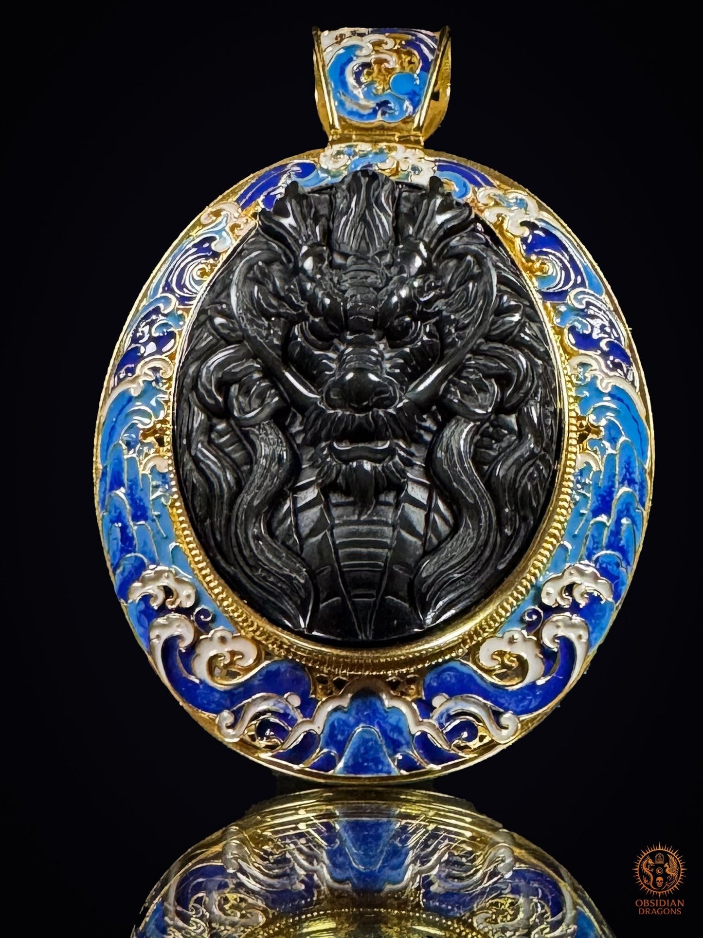 Pendentif Dragon des Vagues en obsidienne naturelle, vermeil et cloisonné bleu, présenté intégralement de face