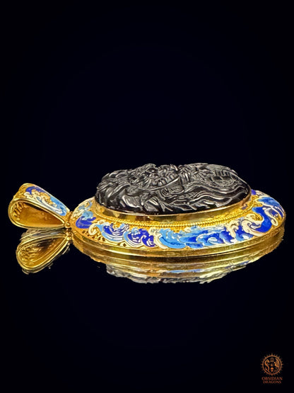 Vue de profil du pendentif dragon montrant le relief du cabochon en obsidienne et la monture en vermeil cloisonné
