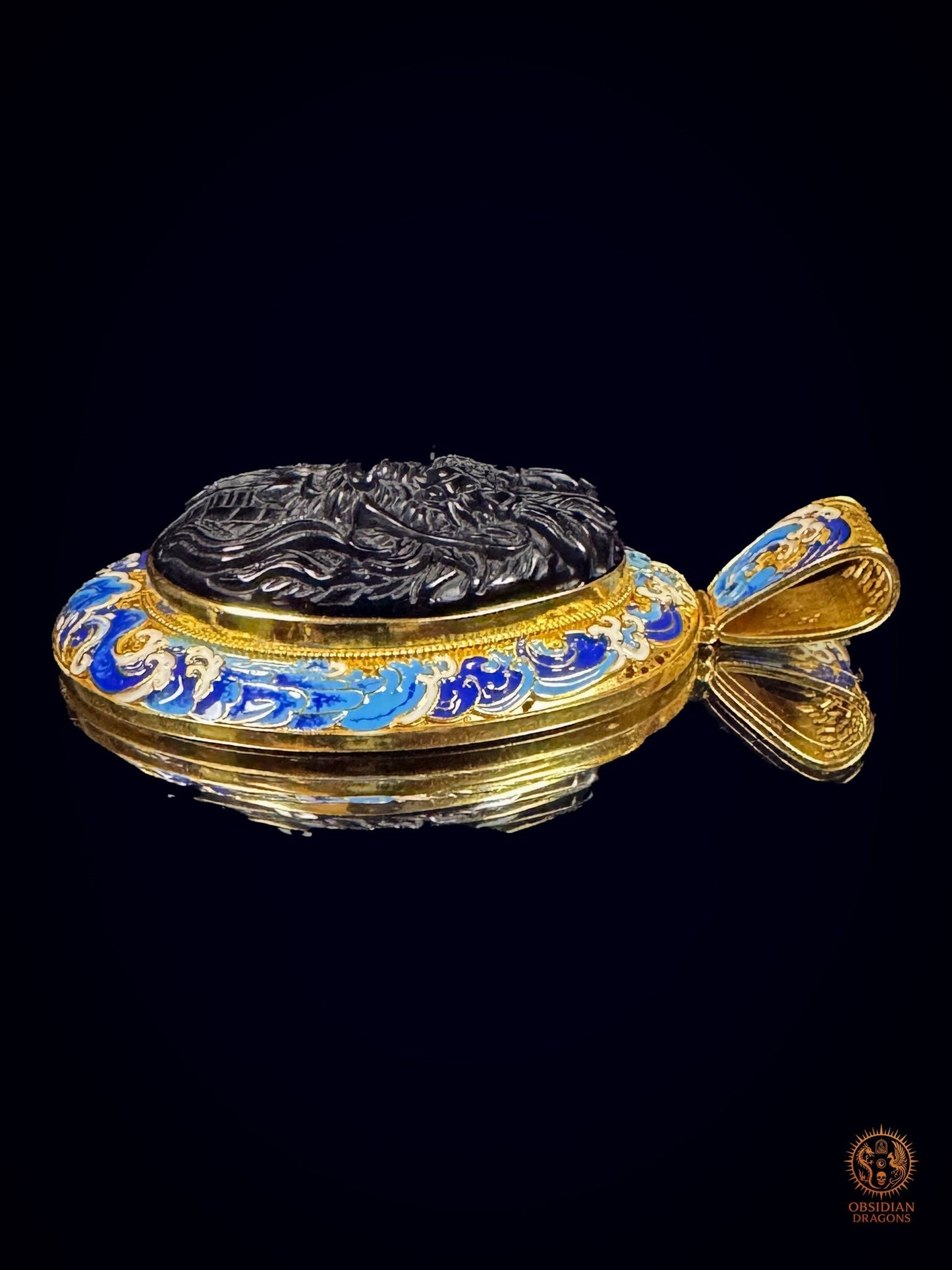 Profil opposé du pendentif Dragon des Vagues avec obsidienne sculptée en relief, vermeil et émail cloisonné bleu