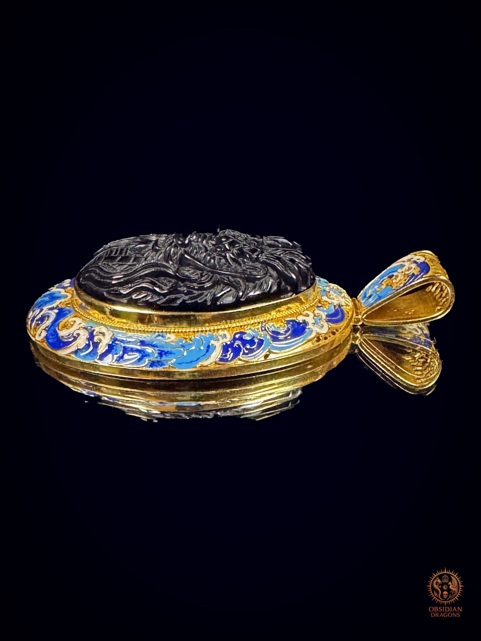 Profil opposé du pendentif Dragon des Vagues avec obsidienne sculptée en relief, vermeil et émail cloisonné bleu