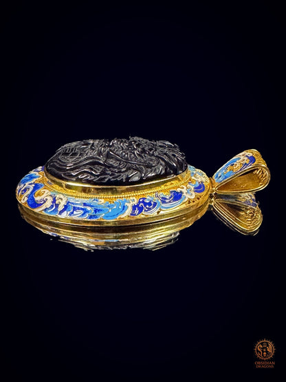 Profil opposé du pendentif Dragon des Vagues avec obsidienne sculptée en relief, vermeil et émail cloisonné bleu
