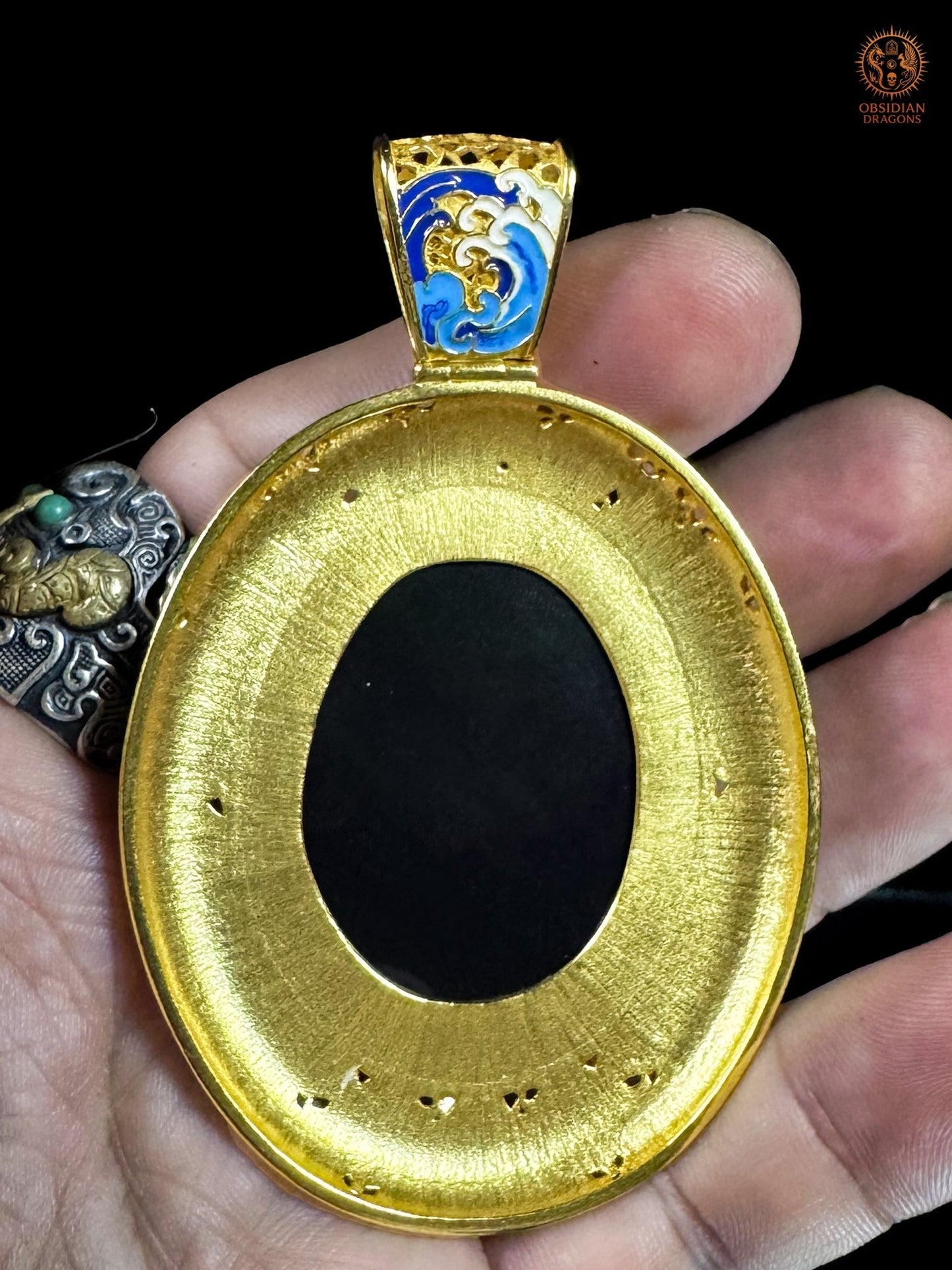 Dos du pendentif Dragon des Vagues en vermeil avec revers de l’obsidienne naturelle et bélière en émail cloisonné