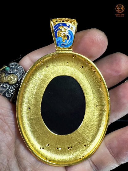 Dos du pendentif Dragon des Vagues en vermeil avec revers de l’obsidienne naturelle et bélière en émail cloisonné