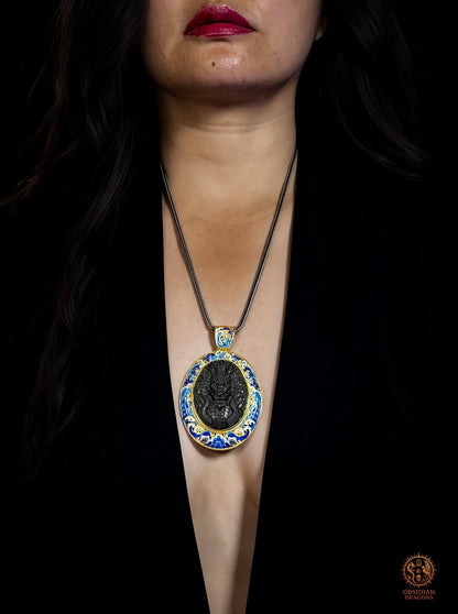Pendentif Dragon des Vagues en obsidienne, vermeil et cloisonné bleu porté sur chaîne, vue frontale sur modèle