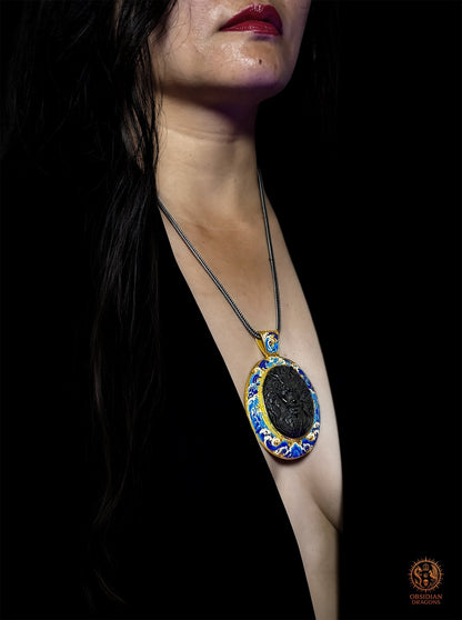 Bijou spirituel Dragon des Vagues en obsidienne sculptée et vermeil cloisonné porté sur chaîne, vue de trois quarts