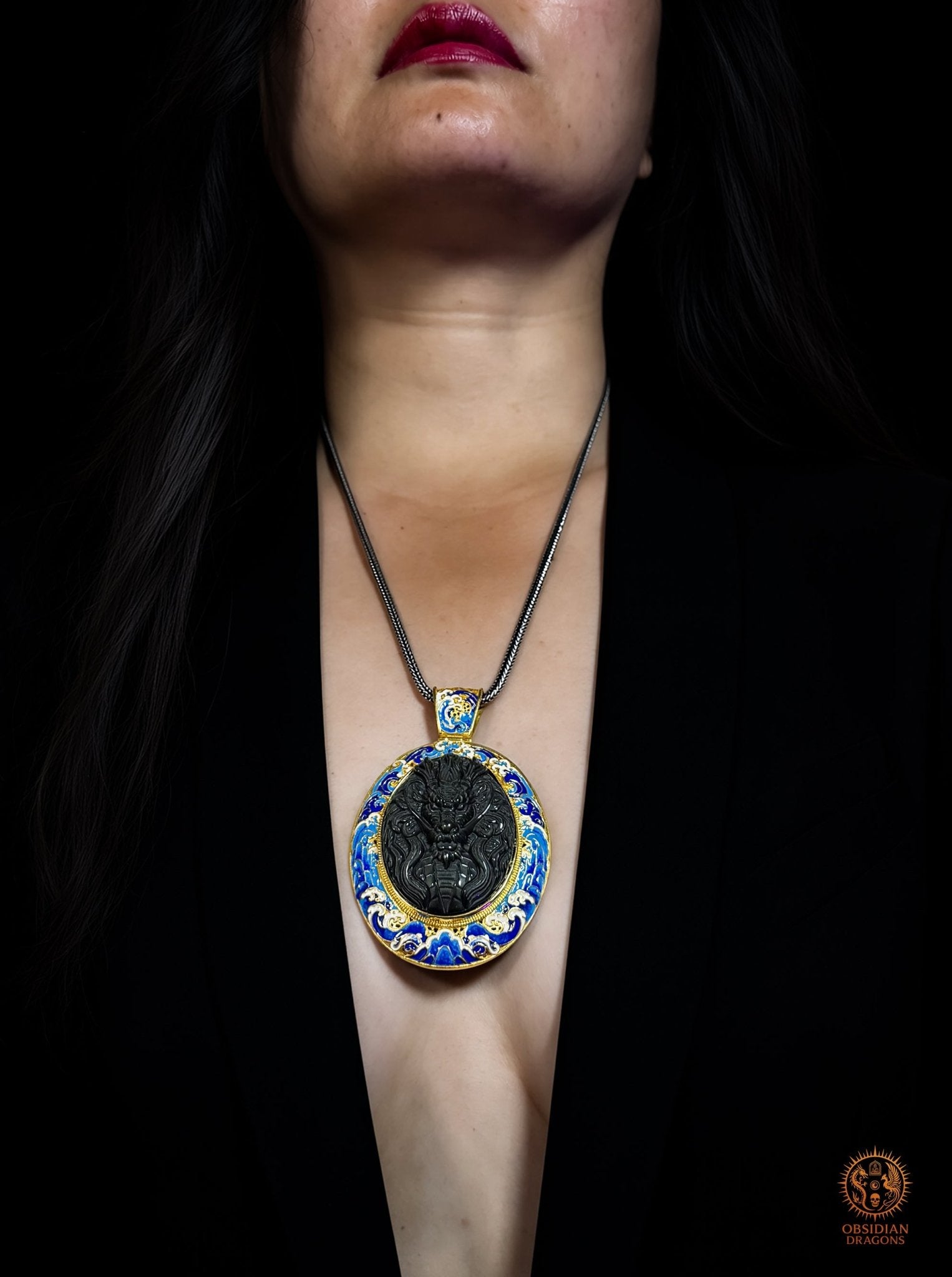 Pendentif talisman dragon en obsidienne œil céleste, vermeil et vagues en émail cloisonné porté sur modèle