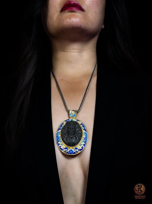Pendentif talisman dragon en obsidienne œil céleste, vermeil et vagues en émail cloisonné porté sur modèle