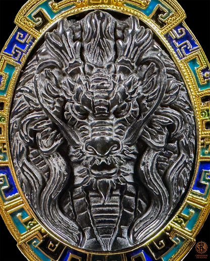 Gros plan du dragon sculpté dans l’obsidienne œil céleste, entouré de vermeil et d’émail cloisonné bleu et turquoise