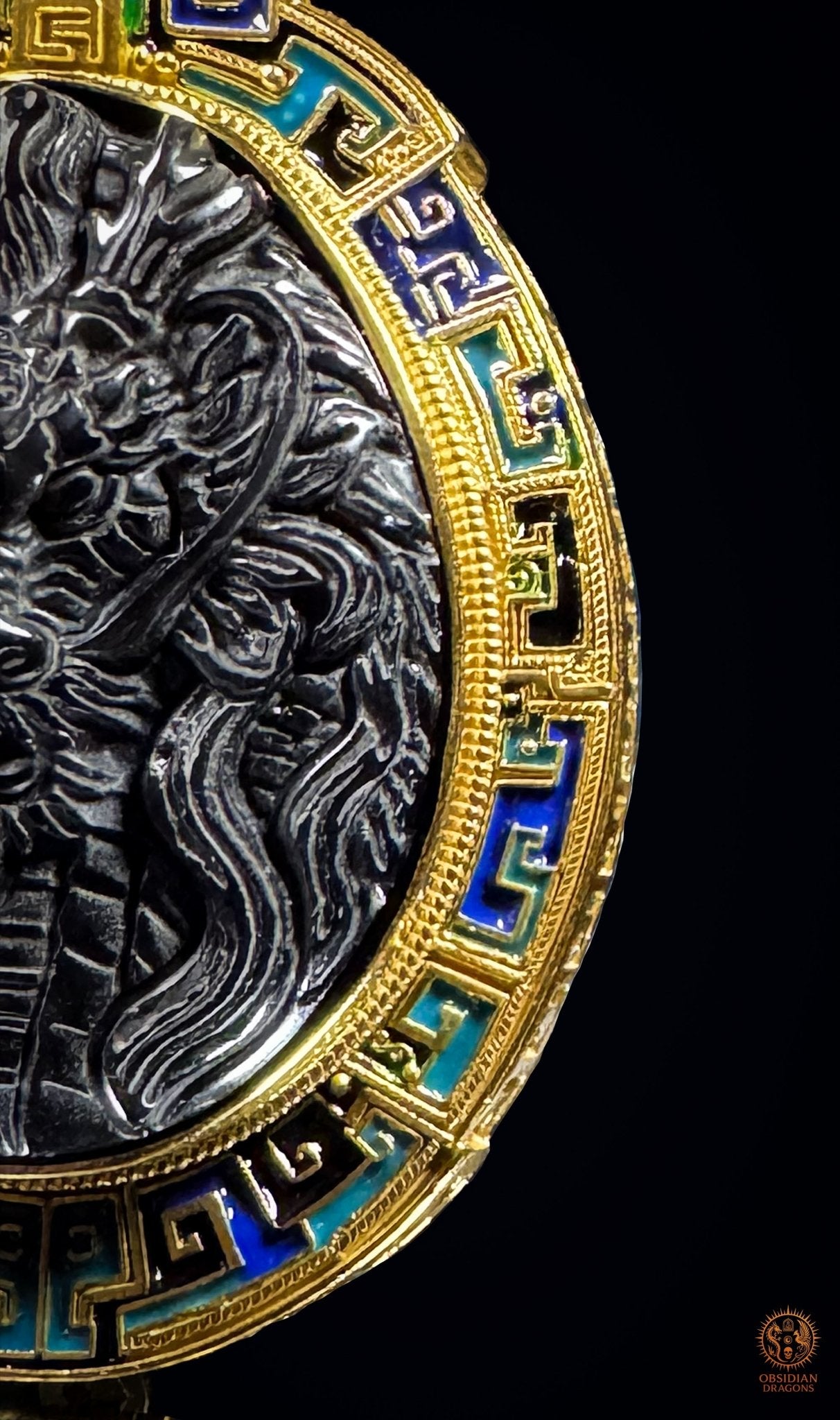 Détail du côté droit du pendentif dragon, avec motifs Leiwen en vermeil et émail cloisonné bleu, turquoise, vert et noir