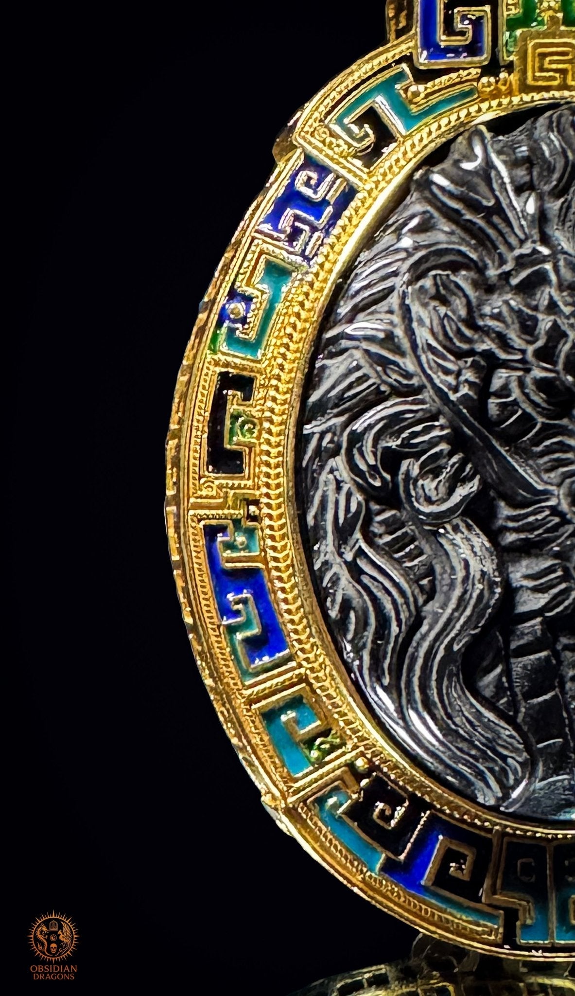 Détail du côté gauche du pendentif Dragon du Tonnerre, bordure Leiwen en vermeil et émail cloisonné multicolore