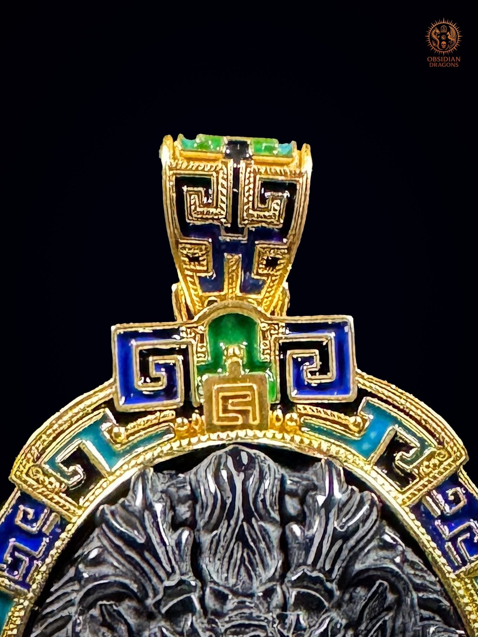 Gros plan de la bélière en vermeil et émail cloisonné du pendentif Dragon du Tonnerre en obsidienne