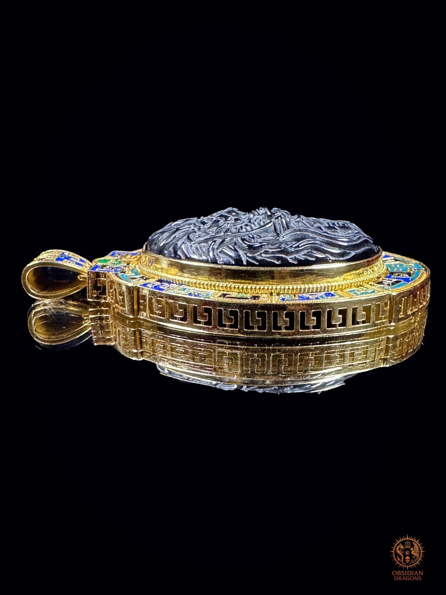 Vue de profil gauche du pendentif dragon en obsidienne montrant le relief sculpté, l’épaisseur du cabochon et la monture en vermeil