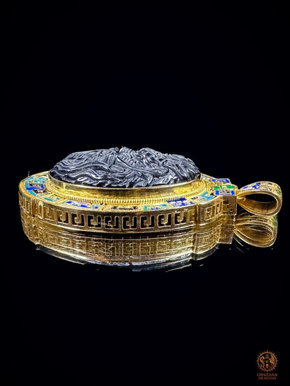 Vue de profil droit du pendentif Dragon du Tonnerre, avec cabochon d’obsidienne sculpté, motifs Leiwen et bélière en vermeil