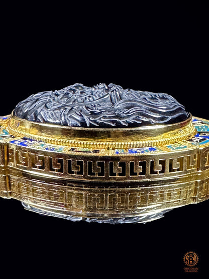 Macro du relief du dragon sculpté en obsidienne et de la tranche en vermeil ornée de motifs Leiwen cloisonnés