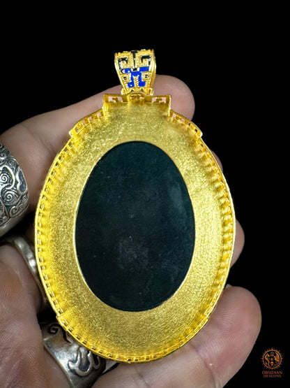 Revers du pendentif Dragon du Tonnerre montrant le dos de l’obsidienne naturelle, la monture en vermeil et la bélière cloisonnée