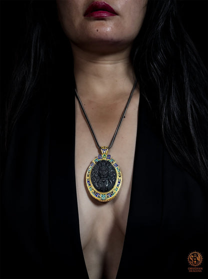 Pendentif Dragon du Tonnerre porté de face sur chaîne sombre, bijou unisexe en obsidienne, vermeil et émail cloisonné