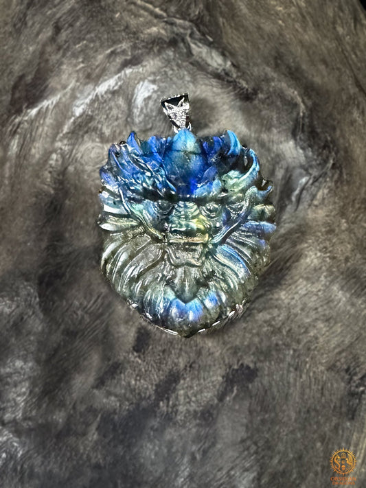 Pendentif dragon en labradorite naturelle serti en argent 925, sculpture artisanale aux intenses reflets bleus, verts et dorés - Obsidian Dragons