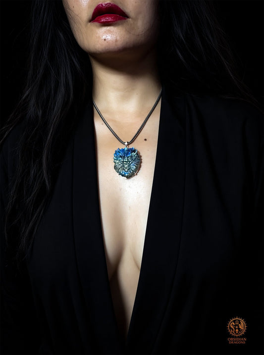 Pendentif tête de dragon en labradorite porté par une femme sur une chaîne en argent, bijou artisanal unisexe en argent 925 - Obsidian Dragons