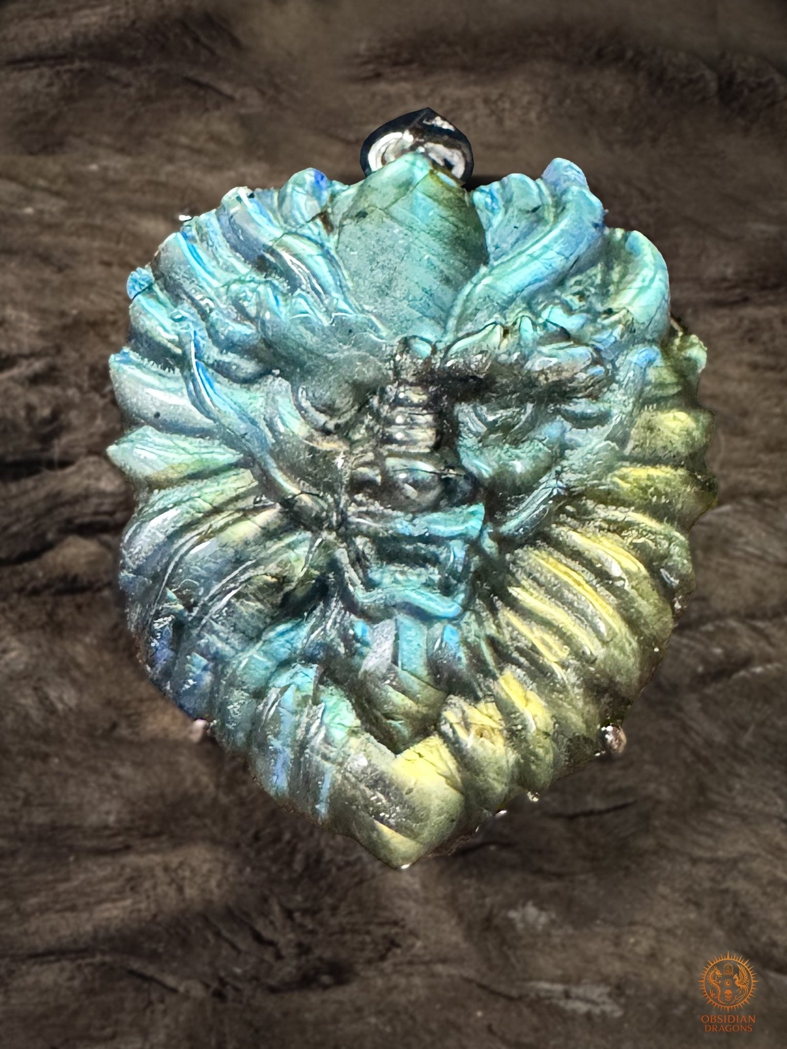 Pendentif dragon en labradorite naturelle et argent 925 vu de face, sculpture artisanale aux reflets turquoise, verts et dorés- Obsidian Dragons