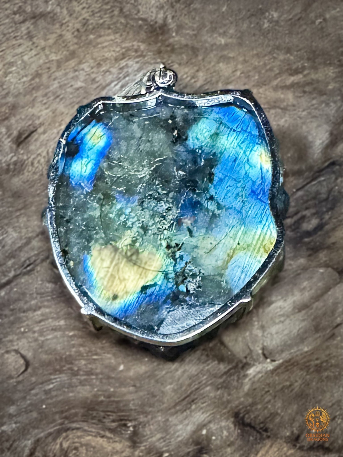 Revers du pendentif dragon en labradorite naturelle serti en argent 925, révélant une labradorescence bleue, turquoise et dorée