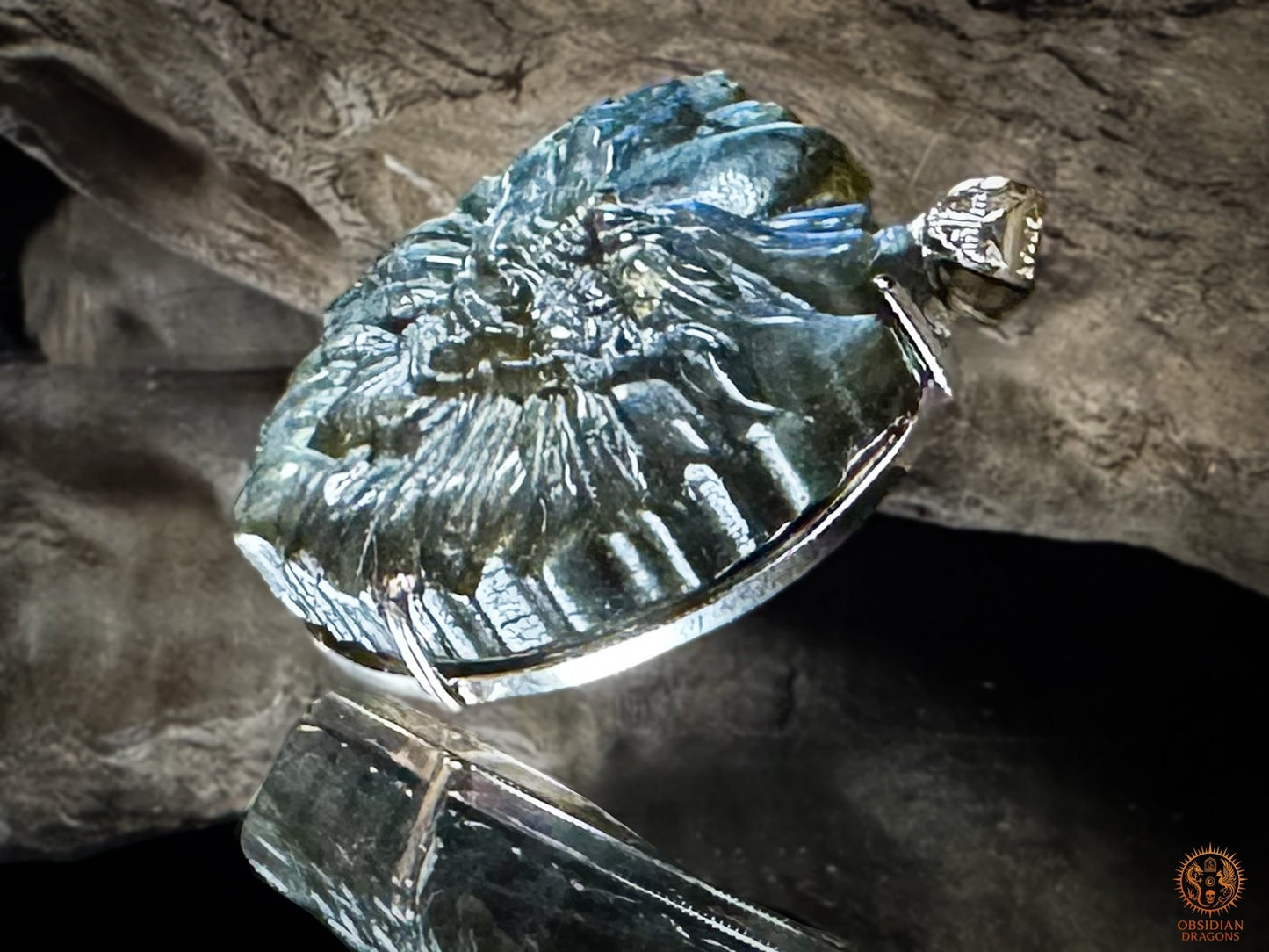 Vue en trois quarts du pendentif dragon en labradorite serti en argent 925, révélant l’épaisseur de la sculpture et de la monture
