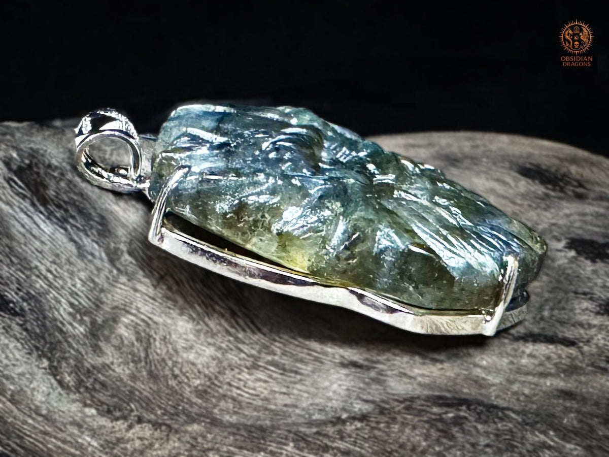 Vue latérale gauche du pendentif dragon en labradorite, montrant le relief de la sculpture et l’épaisseur du sertissage en argent 925