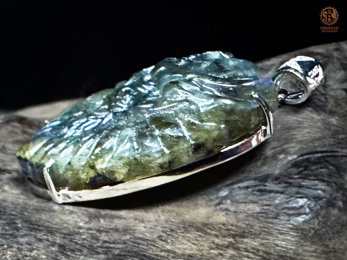 Vue latérale droite du pendentif tête de dragon en labradorite, révélant son volume sculpté et sa monture artisanale en argent 925