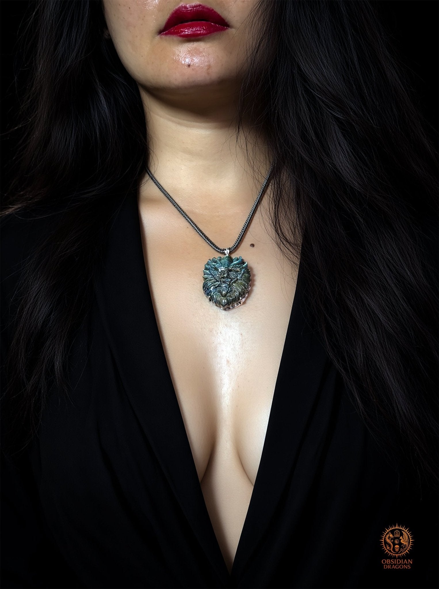 Pendentif dragon en labradorite serti en argent 925 porté par une femme sur une chaîne en argent, création artisanale Obsidian Dragons