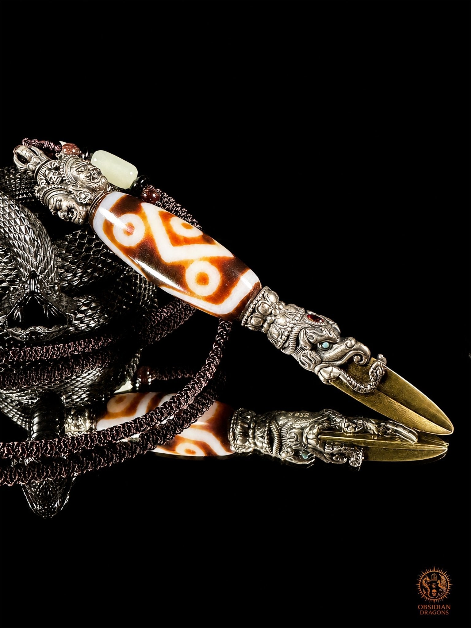 Pendentif DZI a sept yeux serti dans un phurba tibétain - obsidian dragons