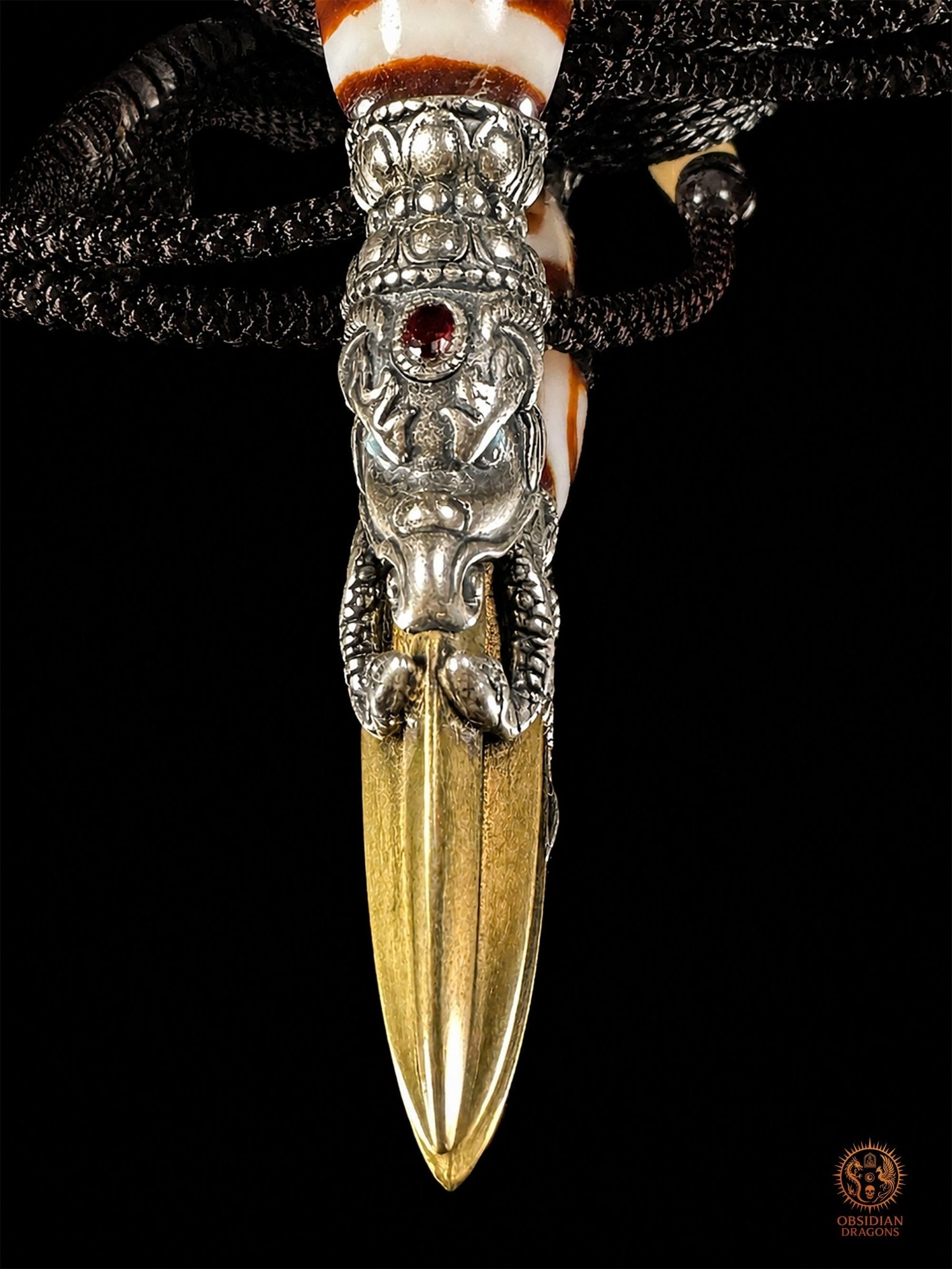Pendentif DZI a sept yeux serti dans un phurba tibétain - obsidian dragons