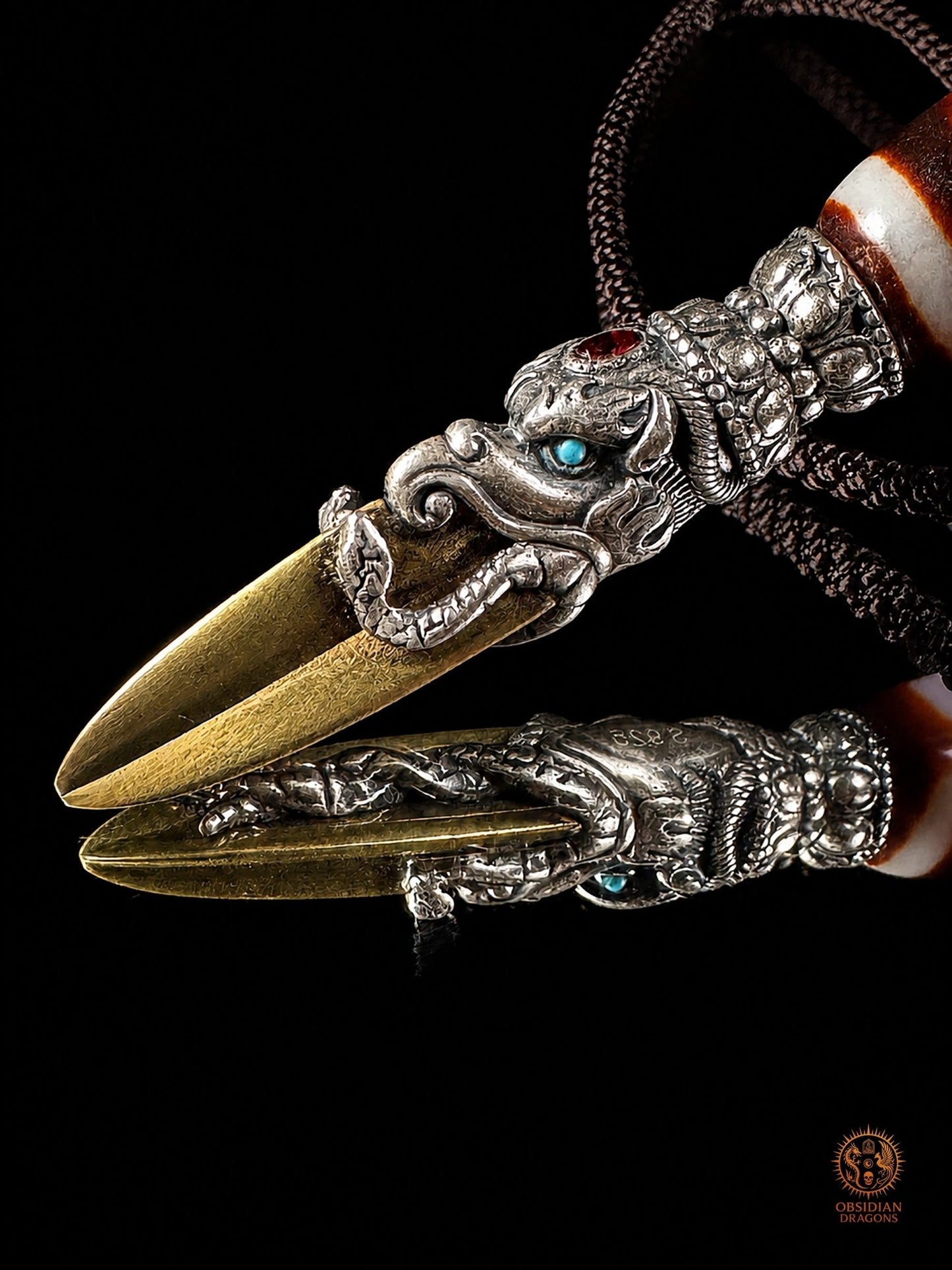 Pendentif DZI a sept yeux serti dans un phurba tibétain - obsidian dragons