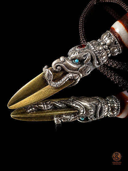 Pendentif DZI a sept yeux serti dans un phurba tibétain - obsidian dragons