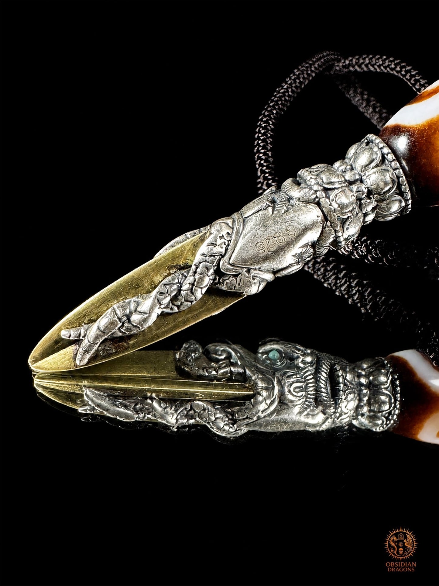 Pendentif DZI a sept yeux serti dans un phurba tibétain - obsidian dragons