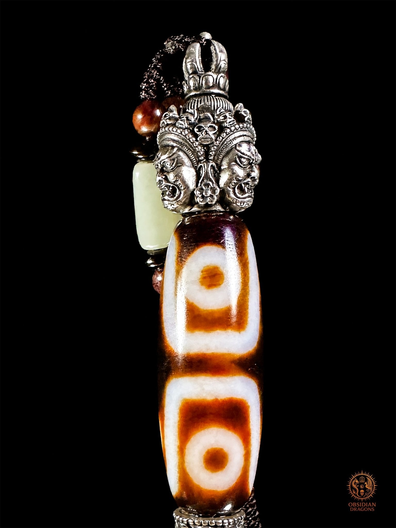 Pendentif DZI a sept yeux serti dans un phurba tibétain - obsidian dragons