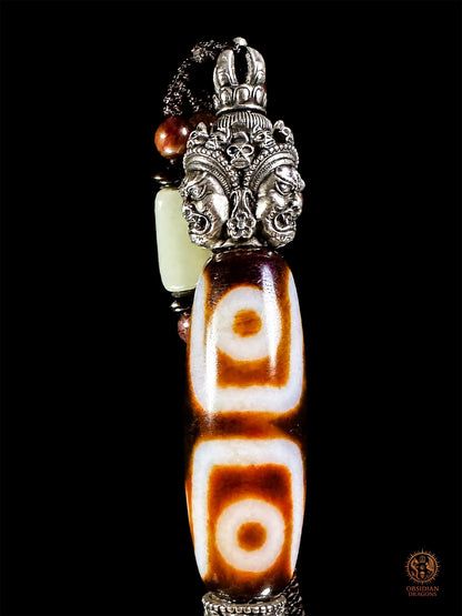 Pendentif DZI a sept yeux serti dans un phurba tibétain - obsidian dragons