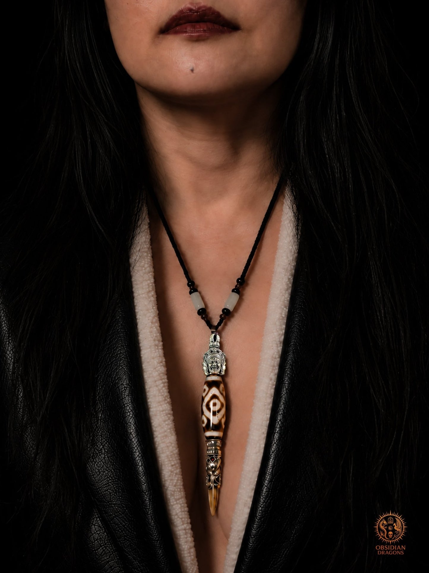 Pendentif DZI a sept yeux serti dans un phurba tibétain - obsidian dragons