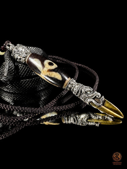 Pendentif DZI du grand homme serti dans un phurba tibétain - obsidian dragons