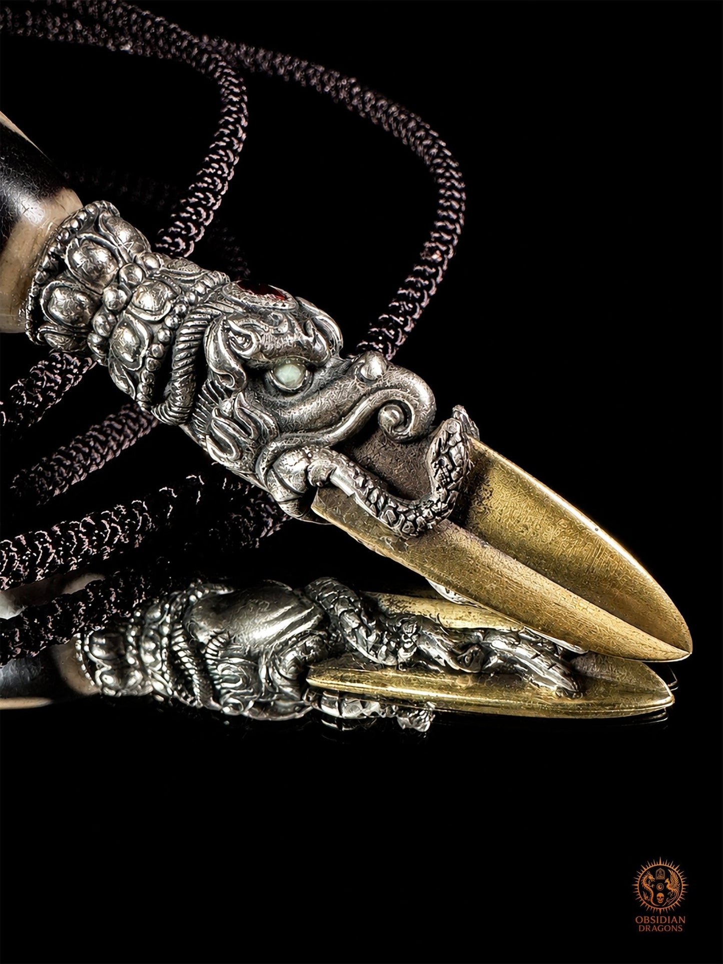Pendentif DZI du grand homme serti dans un phurba tibétain - obsidian dragons