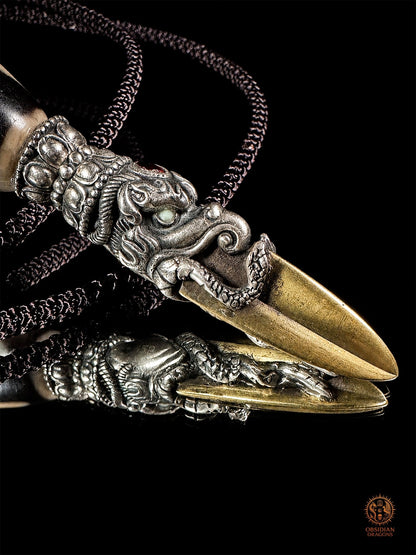 Pendentif DZI du grand homme serti dans un phurba tibétain - obsidian dragons